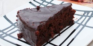 Gâteau au chocolat avec glaçage