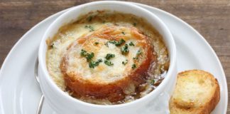 Soupe à l’oignon gratinée