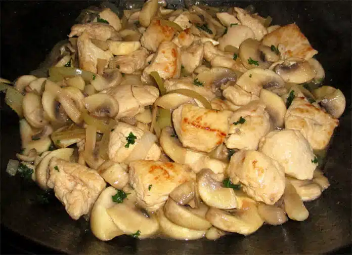 Sauté de poulet aux champignons