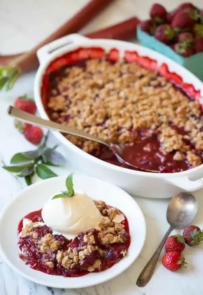 Crumble à la rhubarbe et aux fraises