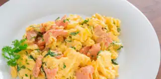 Oeufs brouillés au saumon