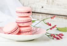 Macarons roses aux fraises