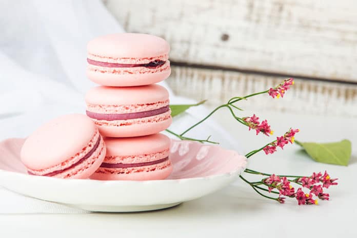 Macarons roses aux fraises
