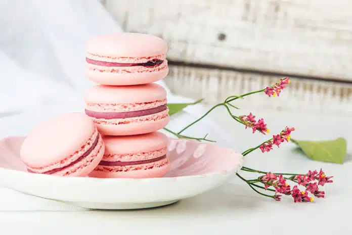 Macarons roses aux fraises