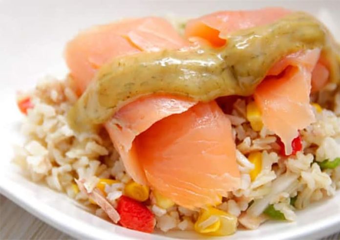 Salade de riz et saumon fumé à la sauce nordique