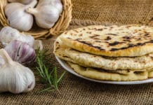 Naans à l’ail et à la coriandre