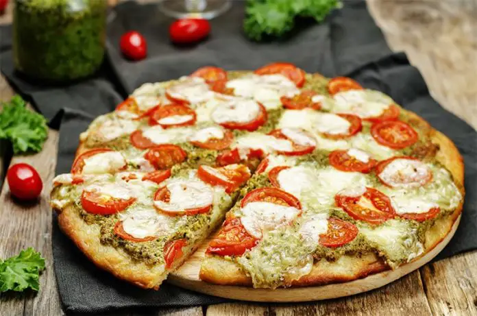 Pizza au pesto et mozzarella