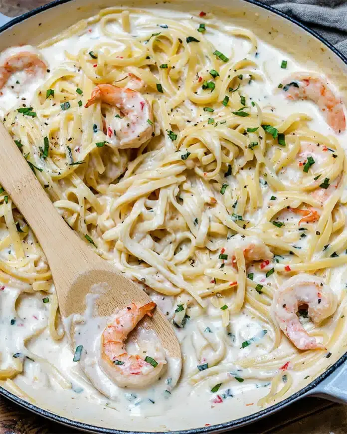 Spaghettis à la sauce aux crevettes crémeuse