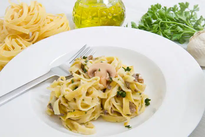 Tagliatelles aux champignons et crème fraîche