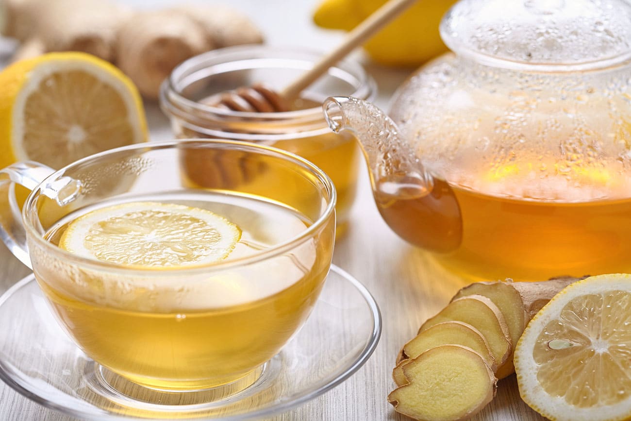 Пейте чай с медом и лимоном. Имбирно-медовый сбитень. Чай с лимоном и имбирем и медом. Сбитень имбирно-лимонный. "Имбирь, лимон и мёд" сироп 100 мл.