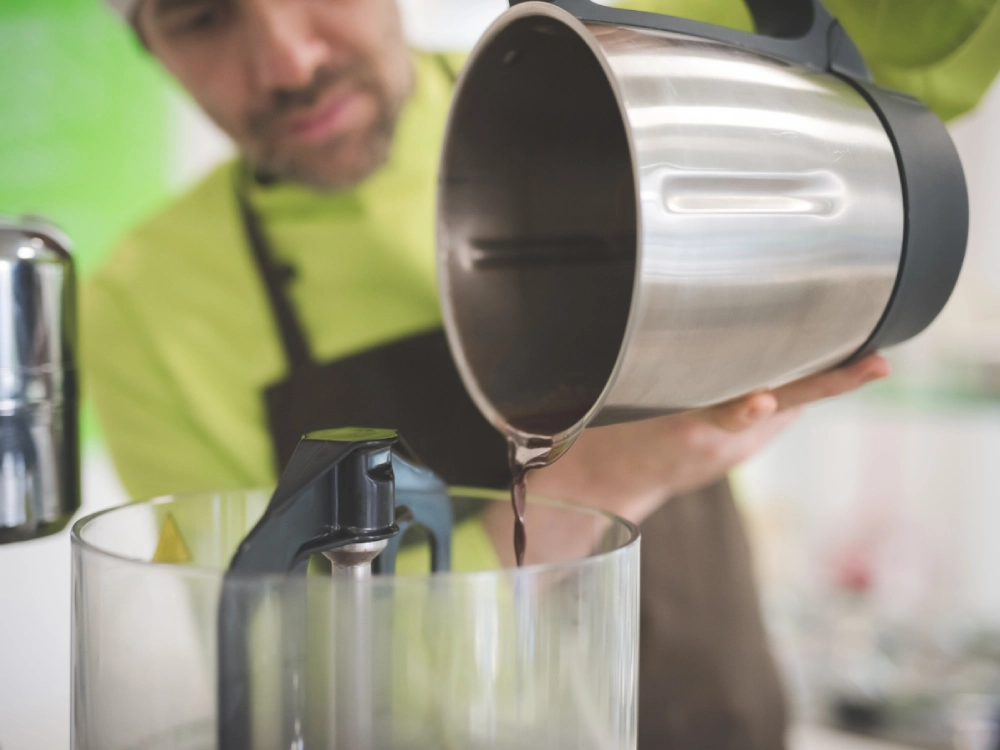 Cuisinier verse depuis un Thermomix 